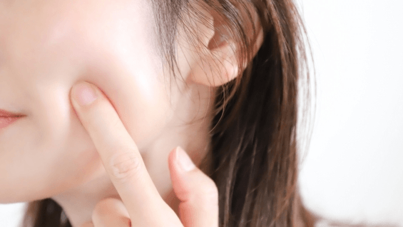 スキンケアをしている女性