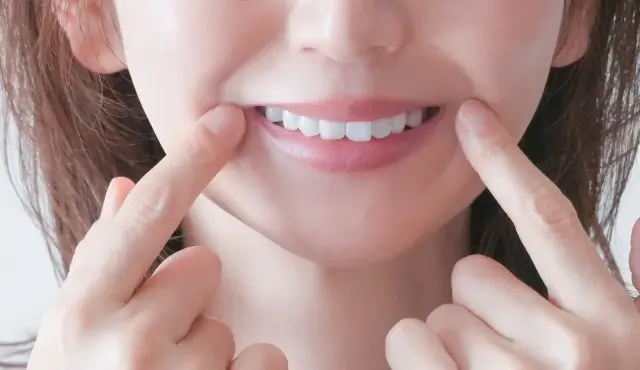 笑顔の女性白い歯
